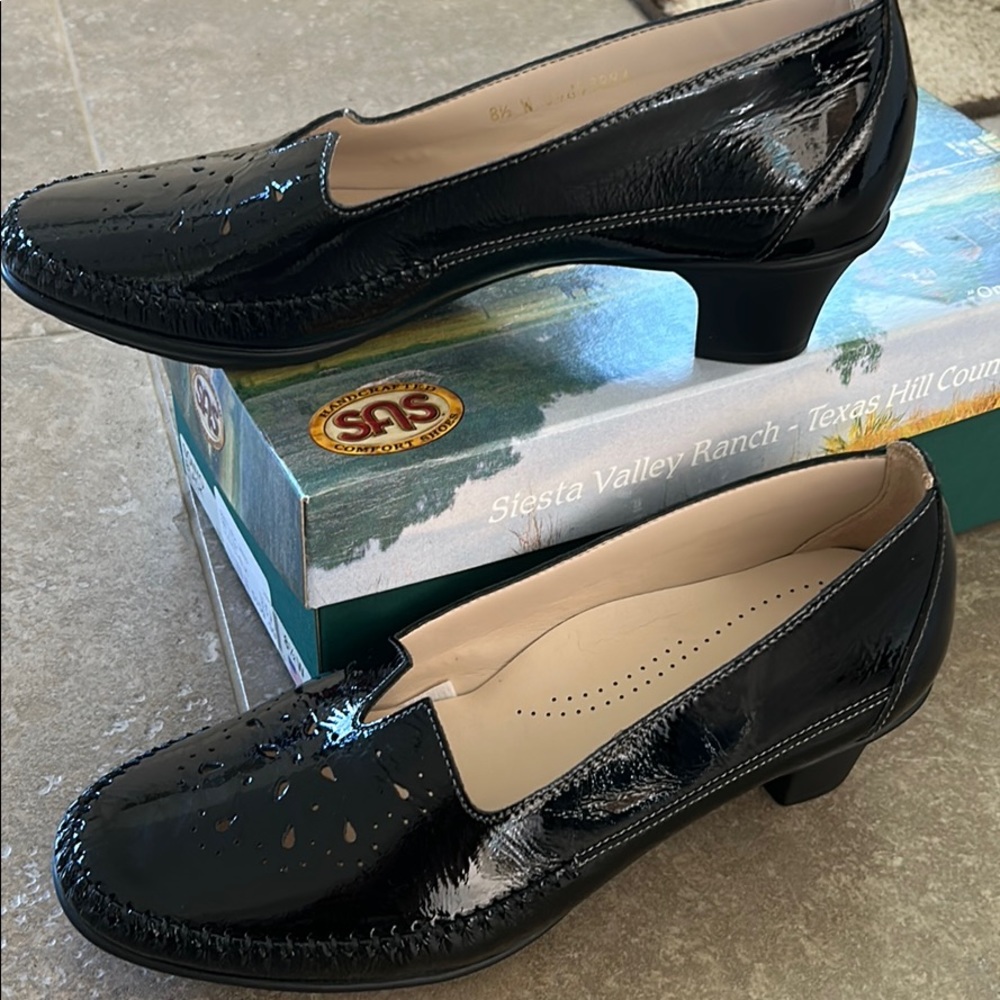 SAS black ladies low heel 8.5 Wide shoes NEW